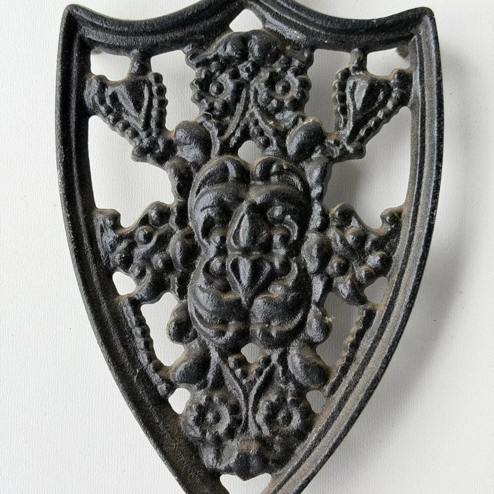 Vintage‎ Cast Iron Trivet Ornate Crest Shield Floral Scroll French Old World